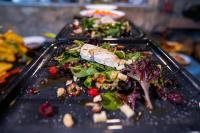 une plaque noire de nourriture sur une table dans l'établissement Aqua Et Oleum, à Villamiel