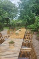 un lungo tavolo di legno con sedie e piante in vaso di Landgasthof Gänsberg a Wiesloch