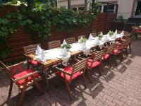 una fila di tavoli e sedie di legno con tovaglioli sopra di Landgasthof Gänsberg a Wiesloch