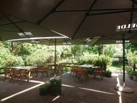 un gruppo di tavoli e sedie con ombrelloni di Landgasthof Gänsberg a Wiesloch