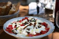 una ciotola di insalata su un tavolo con del pane di Maison Sumiane a Brignoles