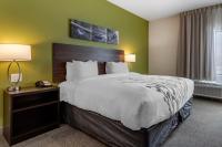 Sleep Inn & Suitesにあるベッド