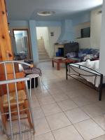 Televízia a/alebo spoločenská miestnosť v ubytovaní The Vrachos Beach House