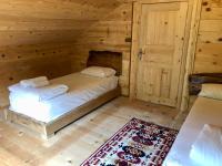 A bed or beds in a room at Esinti Bungalows Otel