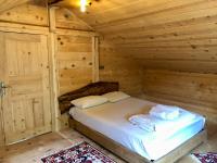 A bed or beds in a room at Esinti Bungalows Otel