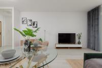 Televízia a/alebo spoločenská miestnosť v ubytovaní Cozy Studio Żupnicza Soho Factory by Noclegi Renters