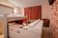 Łóżko lub łóżka w pokoju w obiekcie Hotel Butterfly - Il Nido d'Amore Bologna