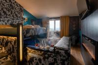 Łóżko lub łóżka w pokoju w obiekcie Hotel Butterfly - Il Nido d'Amore Bologna