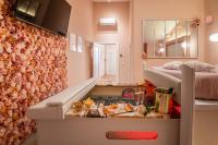 Łóżko lub łóżka w pokoju w obiekcie Hotel Butterfly - Il Nido d'Amore Bologna