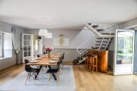 Posedenie v ubytovaní VILLA KER BLEUENN * 10 PERSONNES * PISCINE * SAUNA