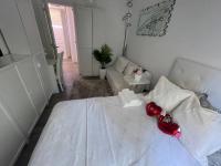 Łóżko lub łóżka w pokoju w obiekcie LUXURY room en MADRID