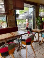 une table et des chaises devant un restaurant dans l&#39;établissement Logis Deshors-Foujanet, à Chamboulive