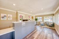サンルイス・オビスポにあるVagabond Inn San Luis Obispoのバーとリビングルームのある空のロビー