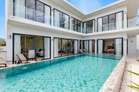Der Swimmingpool an oder in der Nähe von Areeya Villa Layan Phuket