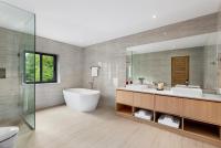 Ein Badezimmer in der Unterkunft Areeya Villa Layan Phuket