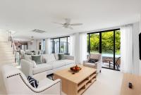 Ein Sitzbereich in der Unterkunft Areeya Villa Layan Phuket
