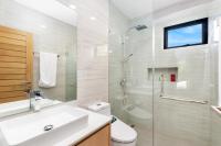 Ein Badezimmer in der Unterkunft Areeya Villa Layan Phuket