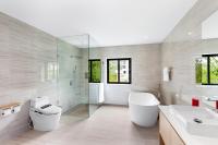 Ein Badezimmer in der Unterkunft Areeya Villa Layan Phuket