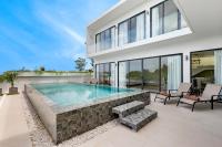 Der Swimmingpool an oder in der Nähe von Areeya Villa Layan Phuket