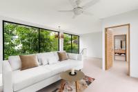 Ein Sitzbereich in der Unterkunft Areeya Villa Layan Phuket