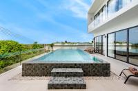 Der Swimmingpool an oder in der Nähe von Areeya Villa Layan Phuket