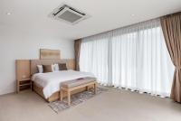 Ein Bett oder Betten in einem Zimmer der Unterkunft Areeya Villa Layan Phuket