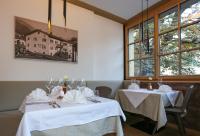 Reštaurácia alebo iné gastronomické zariadenie v ubytovaní Hotel Gasthof Höllriegl