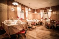 Reštaurácia alebo iné gastronomické zariadenie v ubytovaní Hotel Gasthof Höllriegl