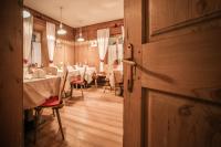 Reštaurácia alebo iné gastronomické zariadenie v ubytovaní Hotel Gasthof Höllriegl