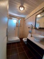 A bathroom at KILIÇ MOTEL