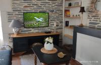 Telewizja i/lub zestaw kina domowego w obiekcie Le GENISTA