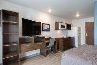 スマーナにあるWoodSpring Suites Smyrna-La Vergneのベッドと机、テレビが備わったホテルの部屋