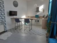 Kuchnia lub aneks kuchenny w obiekcie STUDIOS ET APPARTEMENTS EN CENTRE VILLE Boulogne sur mer