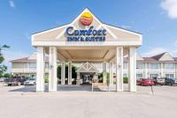 Una vista frontal de un Comfort Inn and Suites. en Comfort Inn &amp; Suites, en Collingwood