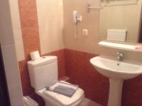 Łazienka w obiekcie Hotel Kosta Famissi
