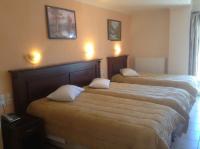 Łóżko lub łóżka w pokoju w obiekcie Hotel Kosta Famissi