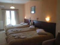 Łóżko lub łóżka w pokoju w obiekcie Hotel Kosta Famissi