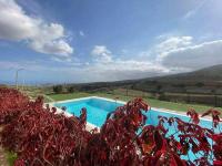 Bazén v ubytování Country house with shared pool and views nebo v jeho okolí