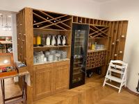una cocina con armarios de madera y una bodega. en Hotel Radetzky, en Sankt Gilgen