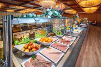 Una línea de buffet con muchos tipos diferentes de comida. en AHORN Harz Hotel Braunlage, en Braunlage