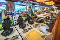 una línea de buffet con platos y utensilios en un restaurante en AHORN Harz Hotel Braunlage, en Braunlage