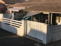 a white fence in front of a house at Les margouillats - maisonnette à 2 pas de la plage in Vias