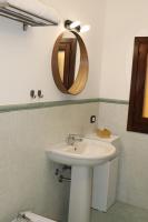 A bathroom at I Vicini del Re Holiday Home