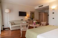 Telewizja i/lub zestaw kina domowego w obiekcie Hotel Roxy Plaza