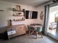 a dining room with a wooden table and chairs at La Terrasse Ensoleillée de Sausset : Le Citronnier in Sausset-les-Pins