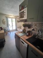 a kitchen with a sink and a counter top at La Terrasse Ensoleillée de Sausset : Le Citronnier in Sausset-les-Pins