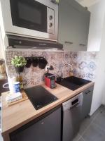 a kitchen counter with a sink and a microwave at La Terrasse Ensoleillée de Sausset : Le Citronnier in Sausset-les-Pins