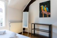 a bedroom with two birds sitting on a branch at Cacatoès in Saint-Aignan