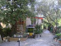 a garden with a small house with trees and plants at Gite à Bandol in Bandol