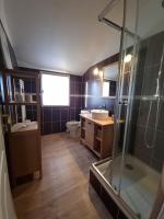 Kúpeľňa v ubytovaní Maison individuelle avec sa piscine privée